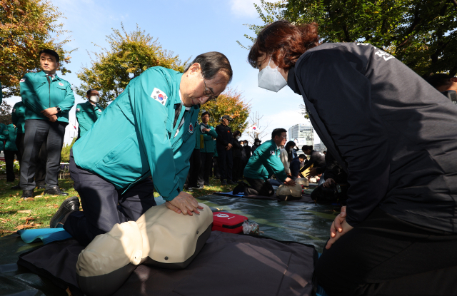 직접 CPR 체험한 한덕수 총리