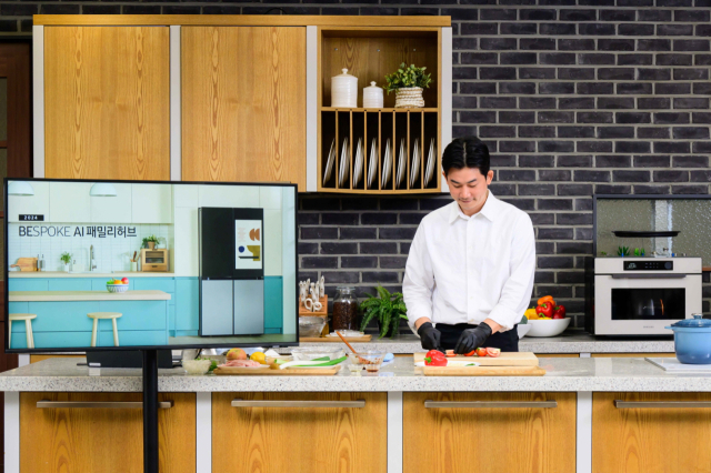 삼성전자가 6일 서울 영등포 소재 키친 스튜디오에서 스마트한 주방 경험을 선보이는 '삼성 비스포크 AI 키친' 쿠킹쇼를 진행하고 있다. 사진제공=삼성전자