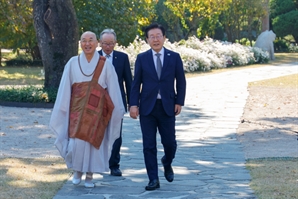 이재명 "종교계 움직여줄 때"…법륜 "경제난, 민주당 책임도"