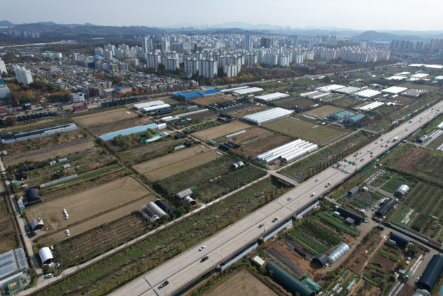 지난 5일 국토교통부가 그린벨트(개발제한구역)를 해제하고 신규 택지 지구로 지정한 경기 고양시 대곡역 인근. 도로 양 옆에 비닐하우스와 전답이 넓게 자리하고 있다. 권욱 기자