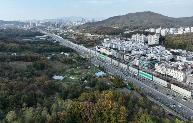 지난 5일 국토교통부가 그린벨트(개발제한구역)를 해제하고 신규 택지 지구로 지정한 서울 서초구 청계산입구역 인근. 권욱 기자