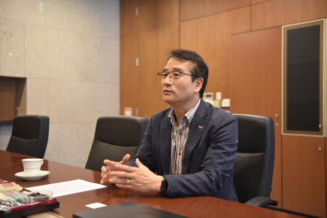 오영국 한국핵융합에너지연구원장이 지난달 29일 대전 본원에서 서울경제신문과 인터뷰하고 있다. 사진 제공=한국핵융합에너지연구원