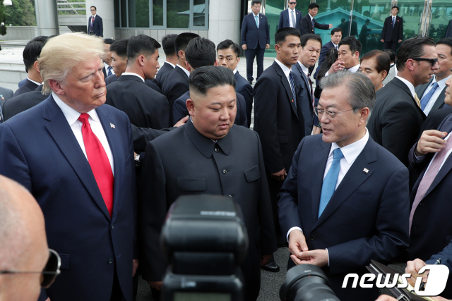 文 “트럼프 당선 축하…적대적 상대와도 평화 협상하는 지도자”