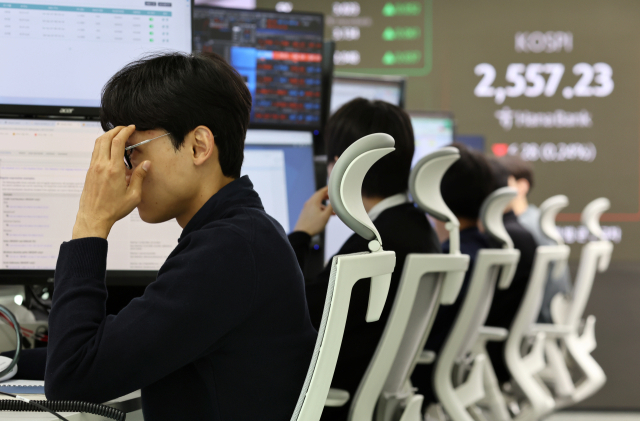 7일 오전 서울 중구 하나은행 본점 딜링룸에서 딜러들이 업무를 보고 있다. 이날 코스피는 6.28p(0.24%) 내린 2557.23에 개장했다. 연합뉴스