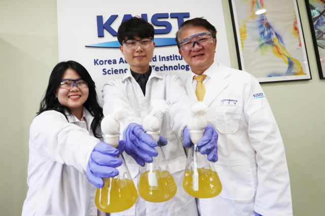 KAIST 생명화학공학과 이상엽 특훈교수 연구팀. 왼쪽부터 신디 프리시리아 박사, 문천우 박사과정, 이상엽 특훈교수. 사진제공=KAIST