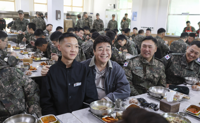 7일 육군 7포병여단 758대대에서 진행된 더본코리아의 특식 제공 행사에서 백종원 더본코리아 대표와 조리병 김태윤 병장이 기념 촬영을 하고 있다. 사진 제국=국방부