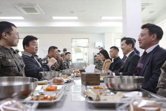 7일 육군 7포병여단 758대대에서 진행된 더본코리아의 특식 제공 행사에서 김선호 국방부 차관과 백종원 더본코리아 대표가 함께 식사를 하며 군 급식에 대한 의견을 나누고 있다. 사진 제공=국방부