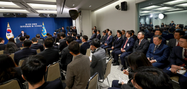 7일 서울 용산 대통령실 청사 브리핑실에서 열린 윤석열 대통령의 ‘대국민 담화 및 기자회견’에 정진석 비서실장을 비롯해 성태윤 정책실장 등 참모진이 배석해 있다. 연합뉴스