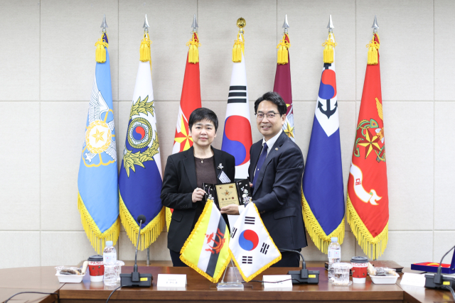 7일 국방부에서 개최된 제1차 한-브루나이 국방정책대화에서 이승범(오른쪽) 국방부 국제정책관과 브루나이 국방부 사무차관보 포 쿠이 츈이 기념품을 전달하며 기념사진을 촬영하고 있다. 사진 제공=국방부