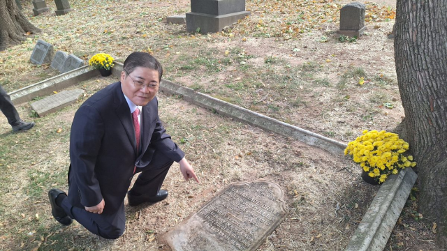 지난달 29일(현지 시간) 미국 뉴저지주 그로브개혁교회의 교회 묘역에서 소강석 한국교회미래재단 이사장(새에덴교회 목사)이 언더우드 목사의 가족묘를 살펴보고 있다. 뉴저지=한순천 기자