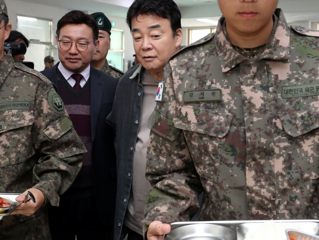 백종원 더본코리아 대표가 7일 경기도의 한 군 부대에서 열린 더본코리아 특식제공 행사에서 배식 과정을 지켜보고 있다. 뉴스1