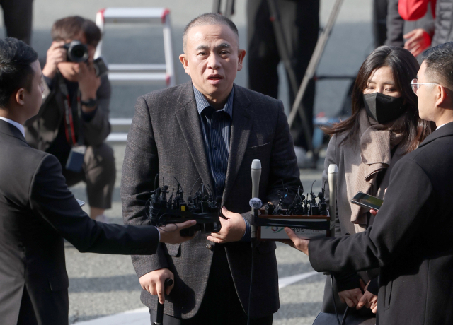 김건희 여사 공천 개입 의혹과 미래한국연구소의 불법 여론조사 의혹 등 사건의 핵심 인물인 명태균 씨가 8일 오전 경남 창원시 성산구 창원지방검찰청(창원지검)에 출석하고 있다. 오른쪽은 김소연 변호사. 연합뉴스