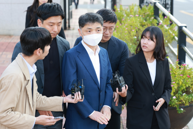 카카오 창업자 김범수 경영쇄신위원장이 지난달 31일 오후 서울 구로구 서울남부구치소에서 보석 석방되고 있다. 연합뉴스