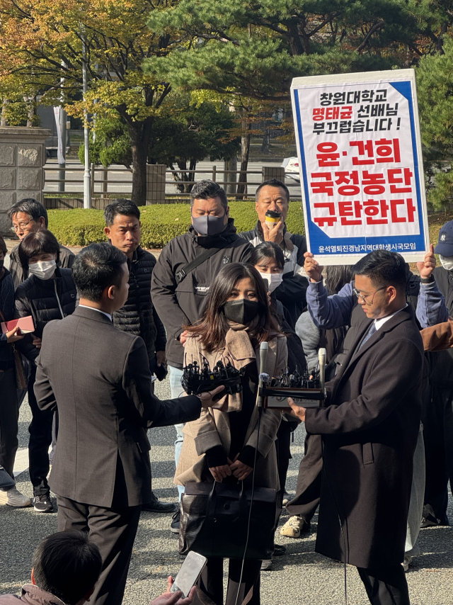 8일 오전 경남 창원시 성산구 창원지방검찰청에 출석한 명태균 씨 변호인 김소연 변호사가 취재진 질문에 답하고 있다. 박종완 기자