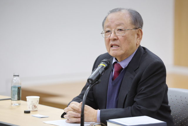 강만수 전 기획재정부 장관이 8일 서울 광화문 센터포인트 빌딩에서 열린 그의 저서 '현장에서 본 한국경제 도전실록'의 북 콘서트에서 강연하고 있다. 연합뉴스