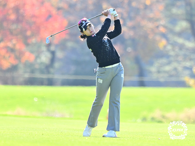 1라운드 3번 홀 두 번째 샷을 하는 박현경. 사진 제공=KLPGA