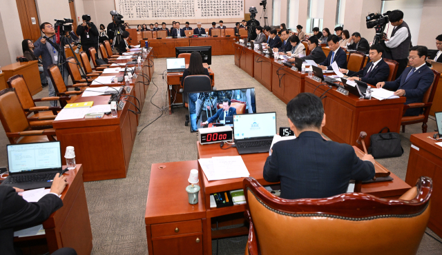 8일 국회에서 열린 법제사법위원회 전체회의에서 여당이 반발하며 회의장에서 퇴장한 가운데 야당이 단독으로 ‘윤석열 대통령 배우자 김건희의 주가조작 사건 등의 진상규명을 위한 특별검사 임명 등에 관한 법률안’을 의결하고 있다. 오승현 기자