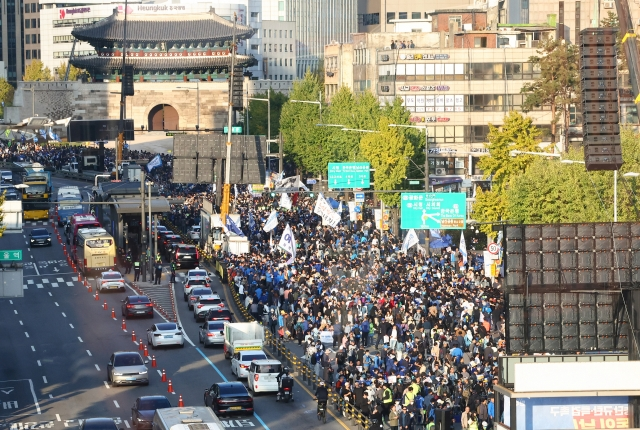 지난 2일 서울 중구 서울역 일대에서 더불어민주당이 대규모 집회를 열었다. 연합뉴스