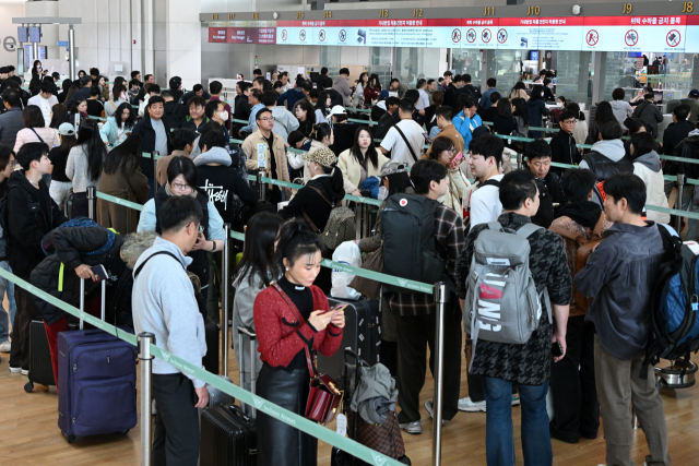 8일 인천국제공항 제1여객터미널 내 중국행 항공 체크인 카운터에 이용객들이 길게 줄 서 있다. 조태형 기자