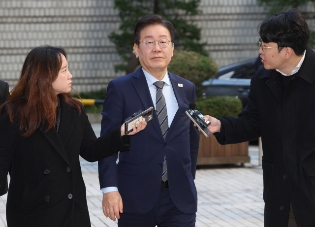 이재명 더불어민주당 대표가 8일 서울 서초구 서울중앙지법에서 열린 ‘대장동 배임·성남FC 뇌물’ 관련 1심 속행 공판에 출석하며 취재진의 질문을 받고 있다. 연합뉴스