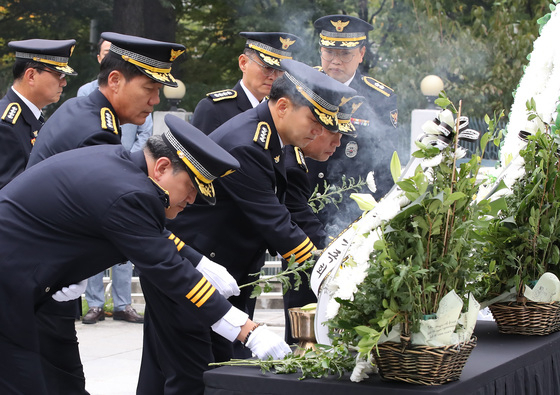 제79주년 경찰의 날을 맞아 지난달 21일 오전 대구경찰청 옆 대구경찰시민공원에서 열린 순직 경찰관 추모식에서 대구경찰 간부들이 헌화하고 있다. 뉴스1