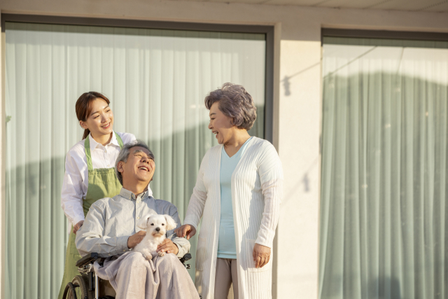 학력 높고 전문직에 돈까지 많다면 '치매' 걸릴 위험 낮아진다는데…왜?