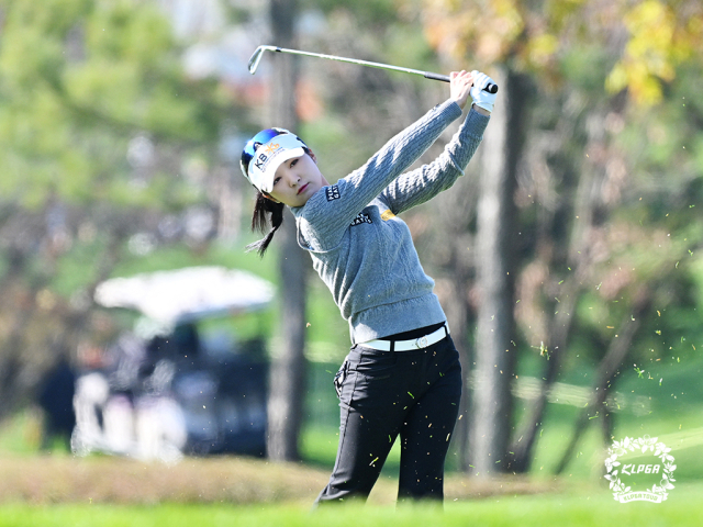 이예원이 9일 KLPGA 투어 SK텔레콤·SK쉴더스 챔피언십 2라운드 2번 홀에서 아이언샷을 하고 있다. 사진 제공=KLPGA