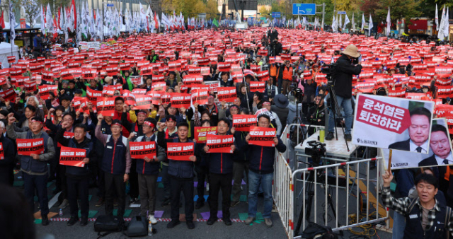 서울 세종대로에서 9일 오후 윤석열정권 퇴진 운동본부와 민주노총이 주최한 2024 전태일열사 정신계승 전국노동자대회·1차 퇴진 총궐기에서 참석자들이 구호를 외치고 있다. 사진=뉴시스