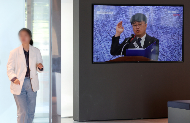 8일 서울 용산구 대한의사협회 로비에 임 회장이 연설하는 영상이 나오고 있다. 뉴스1