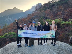 "K등산 즐기는 외국인에 장비 렌탈"