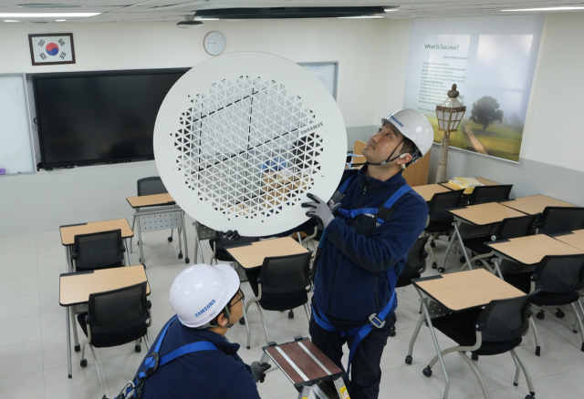 10일 삼성전자서비스 엔지니어들이 2025학년도 대학수학능력시험이 치러질 한 시험장에서 시스템 에어컨을 점검하고 있다. 사진 제공=삼성전자서비스