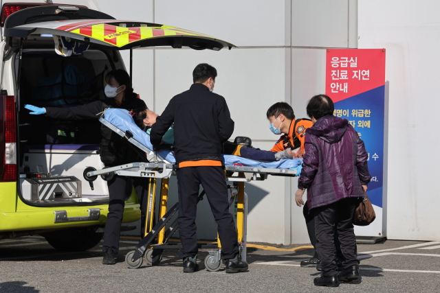 8일 한 환자가 119구급대에 의해 서울 시내의 한 대학병원 응급의료센터로 이송되고 있다. 연합뉴스