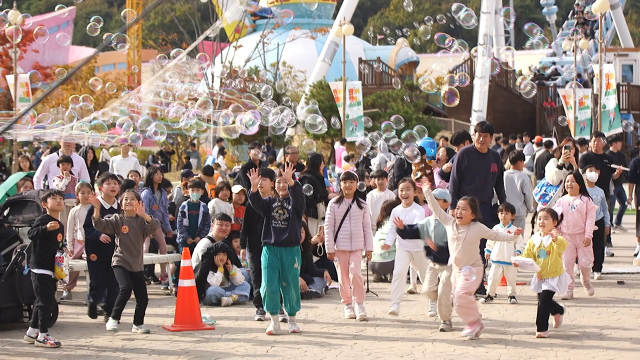 9일 경남 창원 구산면 로봇랜드에서 한화 협력사 가족과 아이들이 비눗방울 공연을 즐기고 있다. 사진제공=한화