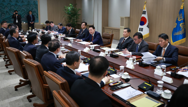 윤석열 대통령이 10일 서울 용산 대통령실에서 열린 '대외여건 변화에 따른 긴급 경제·안보 점검회의'를 주재하며 발언하고 있다. 이날 회의는 미국 트럼프 정부 출범에 따른 경제 및 안보정책 변화와 영향을 점검하기 위해 열렸다. 연합뉴스