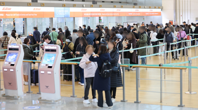 인천국제공항 제1여객터미널에서 일본 등 해외로 향하는 여행객들이 탑승 수속을 위해 줄을 서고 있다. 연합뉴스