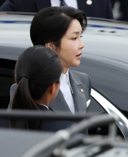 김건희 여사가 10월 6일 경기 성남 서울공항에서 필리핀과 싱가포르 국빈 방문과 라오스에서 열리는 한·아세안(ASEAN·동남아시아국가연합) 정상회의 참석차 출국하기 위해 공군 1호기로 향하고 있다. 뉴스1