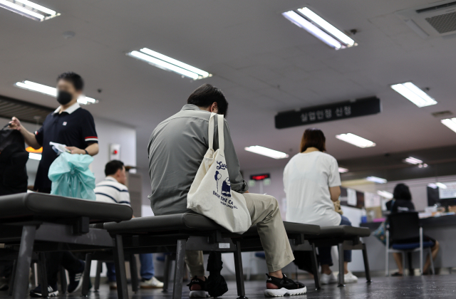 서울 마포구 서부고용복지플러스센터에서 실업급여 신청을 위해 구직자들이 대기하고 있다. 연합뉴스