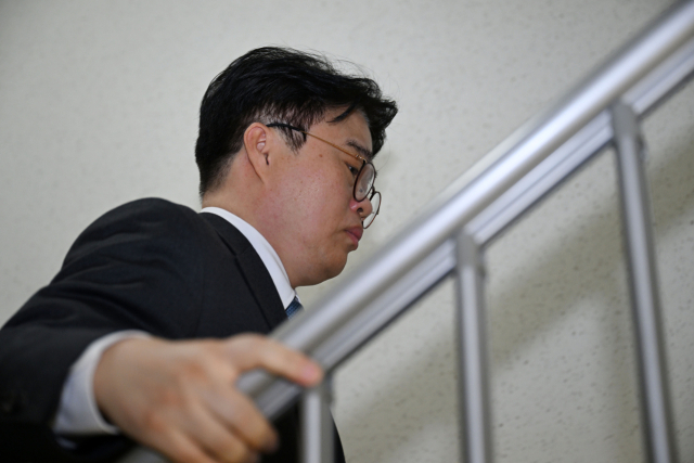 임현택 대한의사협회 회장이 10일 서울 용산구 의협 회관에서 열린 임시대의원총회에서 불신임안이 가결되자 총회장을 떠나 계단을 통해 이동하고 있다. 조태형 기자