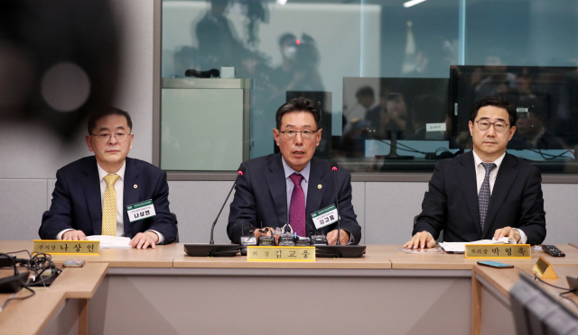 김교웅(가운데) 대한의사협회 대의원회 의장이 10일 서울 용산구 의협회관에서 열린 임시대의원총회 후 결과를 브리핑하고 있다. 뉴스1