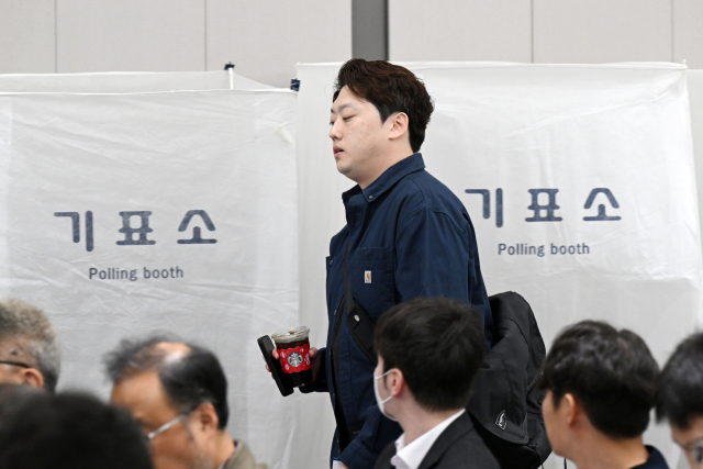 박단 대한전공의협의회 비상대책위원장이 10일 서울 용산구 대한의사협회 회관에서 열린 임시대의원총회에 참석하고 있다. 그는 이날 불신임된 임현택 회장과 불편한 관계를 이어오며 불신임안 가결을 요구해 왔다. 조태형 기자