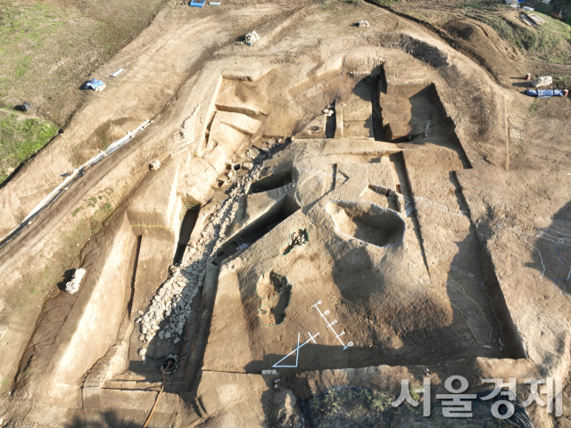 함안 가야리 유적 내 곡간지 성벽과 석축배수시설 전경. 사진 제공=국가유산청