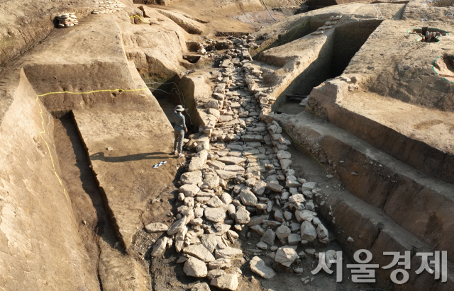 함안 가야리 유적 내 성벽을 통과하는 석축 배수시설. 사진 제공=국가유산청