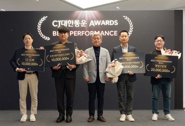 CJ대한통운은 창립 94주년을 맞아 8일 오후 서울 종로구 본사에서 기념식 행사를 가졌다고 11일 밝혔다. 신영수 대표(가운데)와 우수한 성과로 CJ대한통운 Awards를 받은 수상자들의 모습. 사진 제공=CJ대한통운