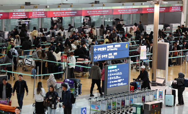 중국 무비자 방문이 가능해진 8일 인천국제공항 제1여객터미널 출국장 중국행 항공편 카운터가 여행객 등으로 붐비고 있다. 연합뉴스