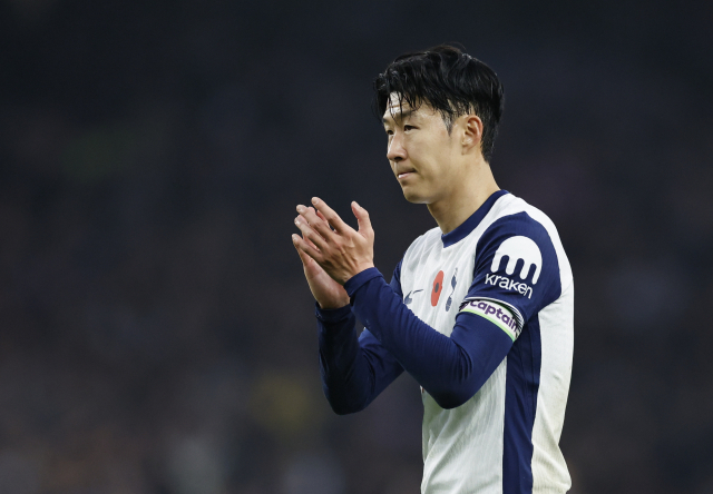 손흥민이 입스위치 타운과의 2024~2025 EPL 11라운드 홈 경기에서 패한 후 아쉬워하고 있다. EPA연합뉴스