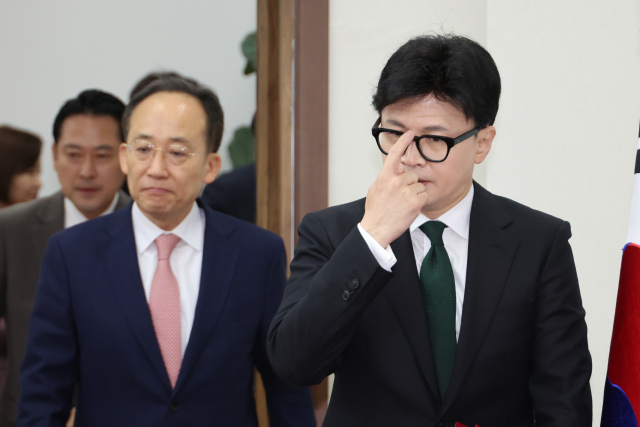 한동훈 국민의힘 대표와 추경호 원내대표가 11일 오전 서울 여의도 국회에서 열린 최고위원회의에 참석하고 있다. 연합뉴스
