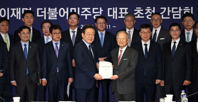 이재명 더불어민주당 대표와 손경식 한국경영자총협회 회장이 11일 오전 서울 마포구 경총회관에서 만나 간담회를 하기 전 경영계 건의사항을 들고 기념 촬영하고 있다. 연합뉴스