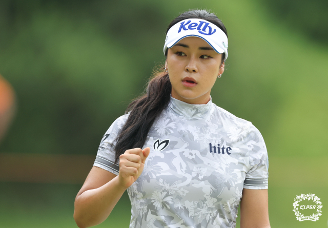 버디를 잡고 주먹을 불끈 쥐는 윤이나. 사진 제공=KLPGA