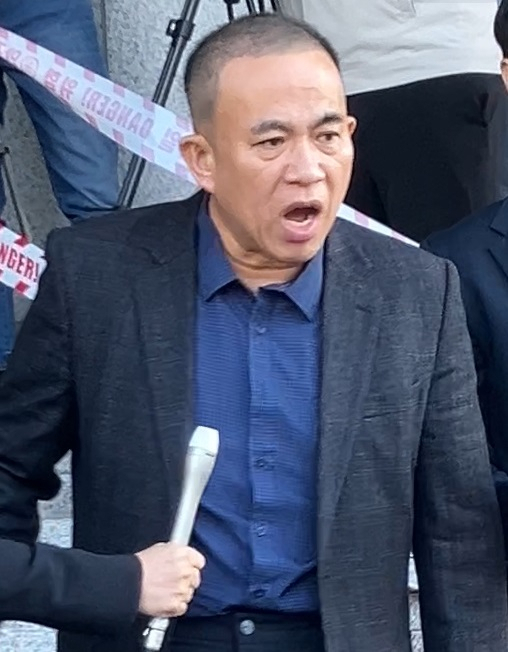 9일 창원지검에 피의자 신분으로 출석한 명태균 씨가 그를 비난하는 한 인사와 언쟁을 하고 있다. 창원=박호현 기자