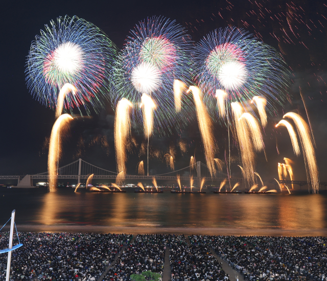 9일 부산 수영구 광안리해수욕장 일대에서 열린 제19회 부산불꽃축제가 진행되는 동안 광안대교 경관조명이 꺼져 있는 모습. 부산=연합뉴스